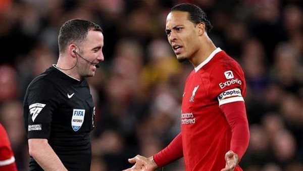 فان دايك مهدد بالإيقاف بعد سخريته من حكم مباراة ليفربول وأرسنال