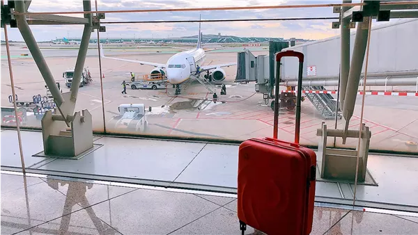 قيود الأمتعة المحمولة باليد على متن الطائرة