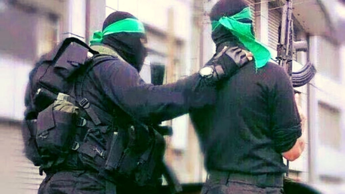 ملثم قسامي يقاتل وقدمه مبتورة يثير الجدل، والنشطاء: كأننا نعيش زمن الصحابة