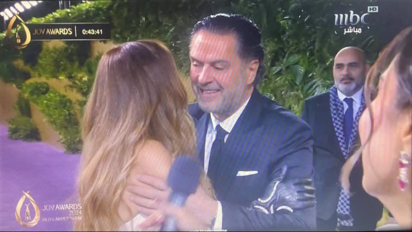 راغب علامة يقبل نجوى كرم على الهواء في حفل جوائز 2024 joy awards