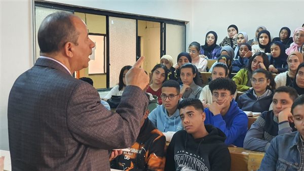 وكيل تعليم الأقصر يحاضر في اللغة العربية لطلاب المرحلة الثانوية