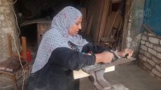 موبيليا الأيدي الناعمة، الأسطى رشا تعمل في ورشة نجارة لمساعدة زوجها ببني سويف (فيديو)