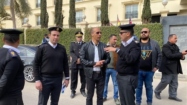 إزالة الأسوار المتعدية على محور عباس العقاد ومخالفات بناء بالقاهرة الجديدة