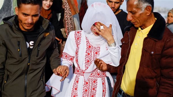 زواج داخل خيمة، عروسان من غزة يتحديان القصف الإسرائيلي ويحتفلان بزفافهما (صور)