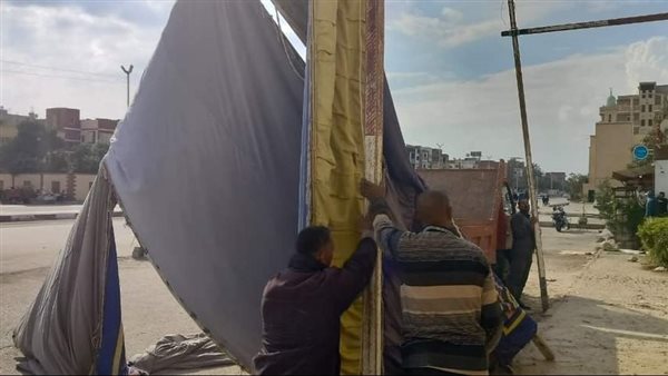 تنفيذ إزالة لحالتي تعد على حرم الطريق بحي ثالث الإسماعيلية (صور)