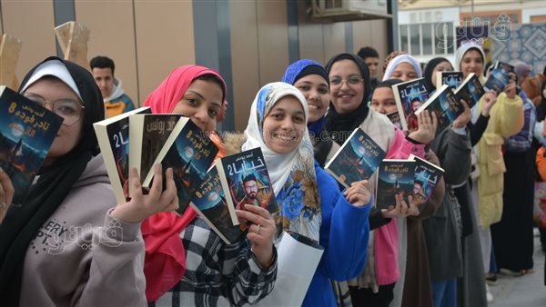 أبرز لقطات معرض القاهرة للكتاب في يومه الثاني، 400 ألف زائر، جمهور المعرض يدعم فلسطين، وحضور مميز لعادل إمام ونجاة (صور)