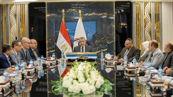 وزير الإنتاج الحربي يتابع موقف موازنة شركات ووحدات الوزارة للعام المالي
