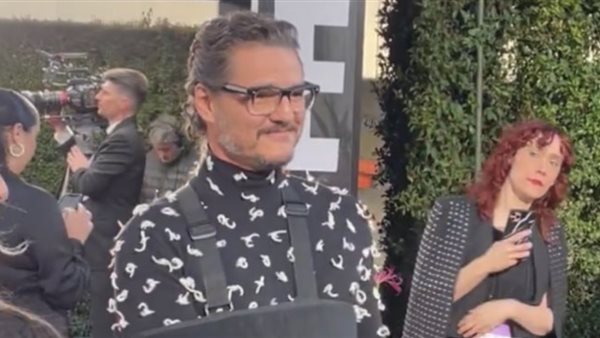 بيدرو باسكال يظهر مصابا على السجادة الحمراء للجولدن جلوب (فيديو)