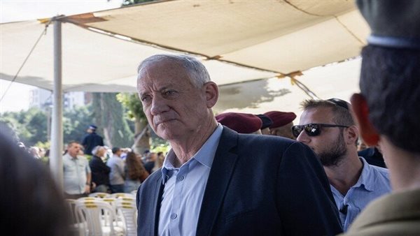 شقيق ضابط يتهجم على جانتس خلال جنازة جنود إسرائيليين قتلوا في كمين المغازي (فيديو)