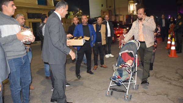 رئيس مدينة الأقصر يقدم هدايا للمحتفلين بعيد الميلاد