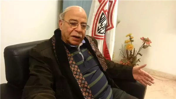 كمال درويش يؤازر الزمالك أمام الوحدة من مقصورة ستاد آل نهيان