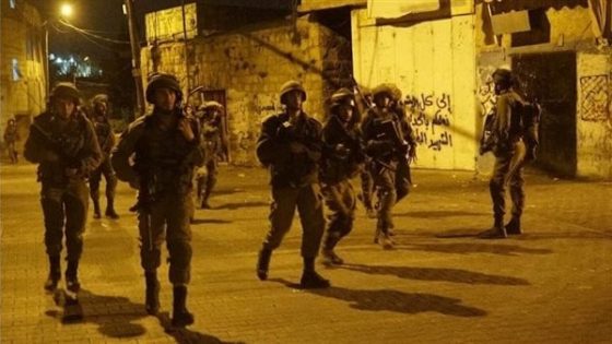 قوات الاحتلال تعتقل 7 فلسطينيين في محافظة الخليل ورام الله