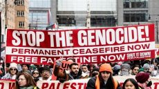 تظاهرات في نيويورك تضامنا مع غزة واليمن وإغلاق طريق قرب مقر الأمم المتحدة (فيديو)