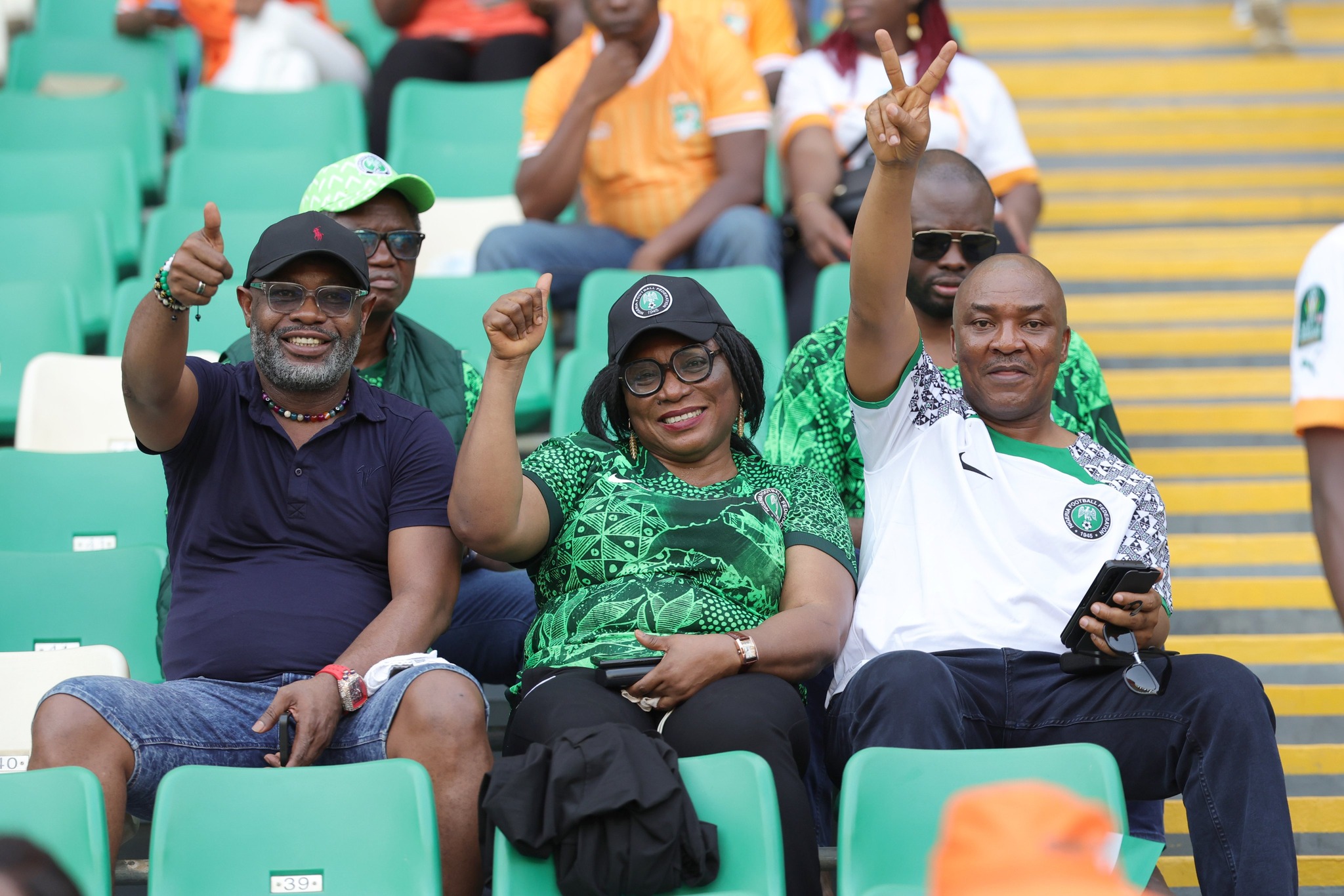 يمكن أن تكون صورة لخمسة أشخاص ورسالة نصية