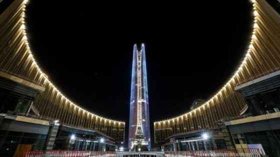 تألق أبراج العاصمة الإدارية الجديدة فى عرض ضوئي (صور)