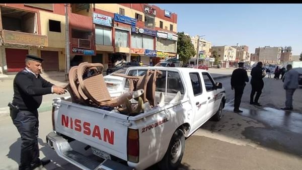 حملة مكبرة لرفع إشغالات المحال والمقاهي والباعة الجائلين بشوارع الخارجة (صور)