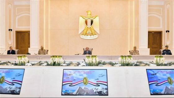 شاهد اجتماع الرئيس السيسي وقادة القوات المسلحة