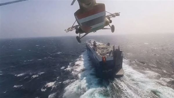 الحوثيون يعلنون استهداف سفينة تجارية أمريكية كانت متجهة إلى إسرائيل