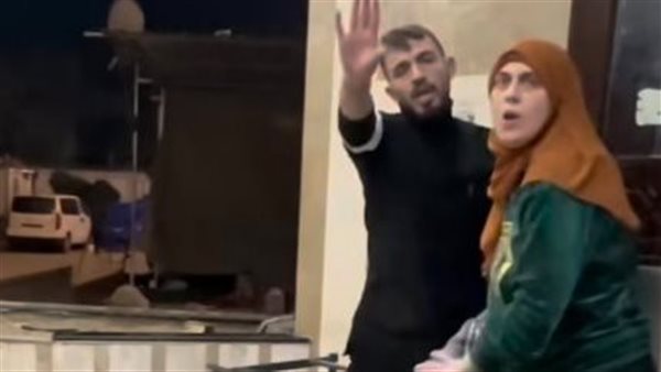 لُقبت بالطبيبة الفلسطينية الخارقة، أميرة العسولي تنقذ جريحا كاد يموت تحت قصف الاحتلال (فيديو)