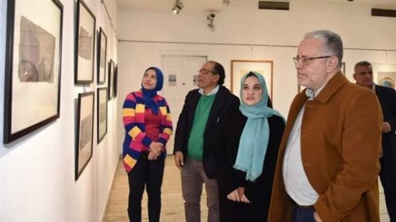 رئيس قطاع الفنون التشكيلية يفتتح معرض “كن متصل.. وصل منقطع” بمركز محمود مختار