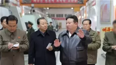 شاهد، زعيم كوريا الشمالية يشرف على اختبار صاروخ أرض