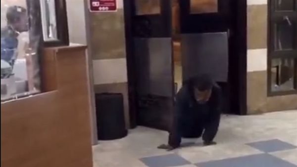 مصاب بنيران الاحتلال يدخل زحفًا إلى مجمع ناصر الطبي بخان يونس (فيديو)