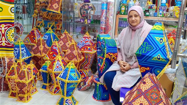 “شيرين” فتاة من الغربية تبدع في صناعة الفوانيس والزينة من قماش الخيامية (فيديو)