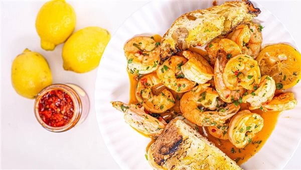 طريقة عمل الجمبري المشوي بالهريسة الحارة والليمون