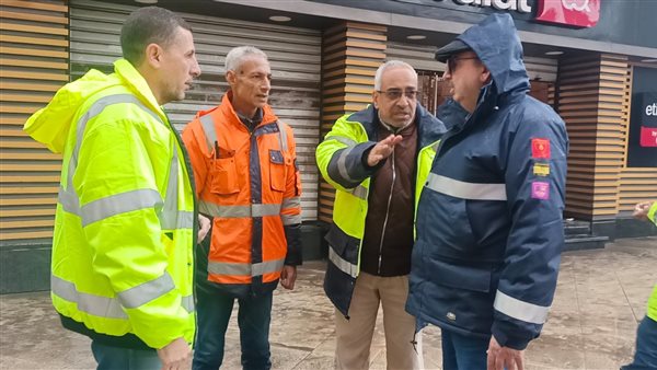 رئيس هيئة الصرف الصحي بالإسكندرية يتابع تصريف مياه الأمطار