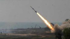 هجوم حوثي كبير بالصواريخ البالستية في البحر الأحمر وخليج عدن وإصابة سفينة