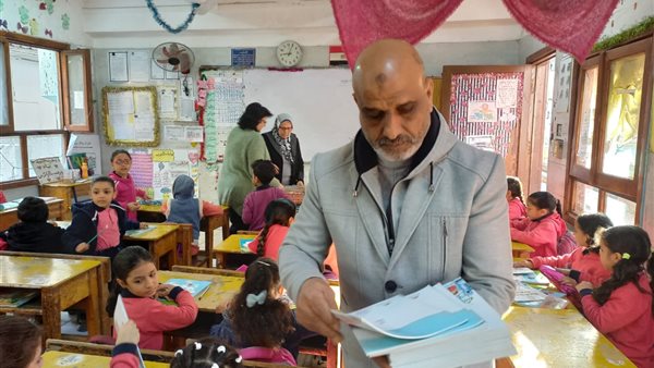 المدارس تبدأ في تسليم الكتب المدرسية للطلاب بالفصل الدراسي الثاني