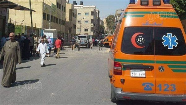 إصابة شخصين صدمهما ميكروباص أثناء عبورهما الطريق بالمنيا