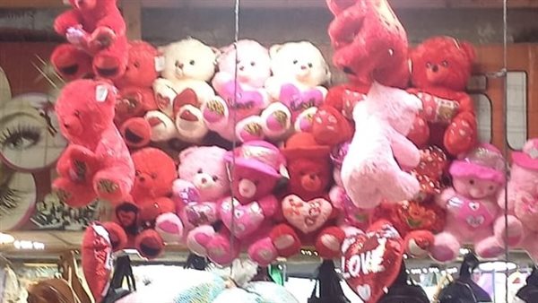 مش هنشتري دباديب، ركود بمحال هدايا الفلانتين في أسيوط بسبب ارتفاع الأسعار (فيديو)