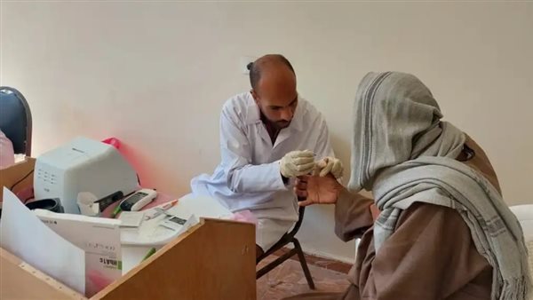 توقيع الكشف على 574 مريضا في قافلة طبية بالأقصر