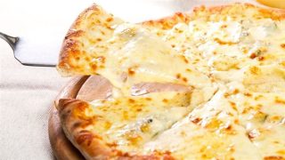 طريقة عمل البيتزا مارجريتا، سهلة وأحلى من الجاهزة