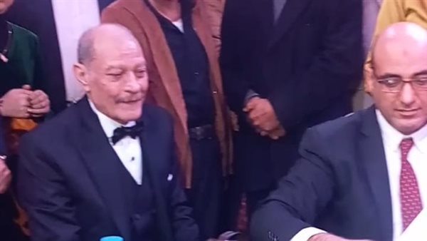 بطل فيلم “فول الصين العظيم” يحتفل بعقد قران ابنته (صور)