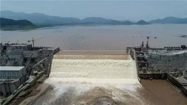 كارثة جديدة، إثيويبا تستعد لحجز 23 مليار متر مياه بسد النهضة، وخبير يكشف بالصور ماذا يحدث