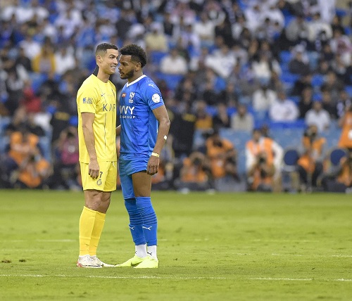 رونالدو يعترض على جماهير الهلال بتصرف غير لائق (فيديو)