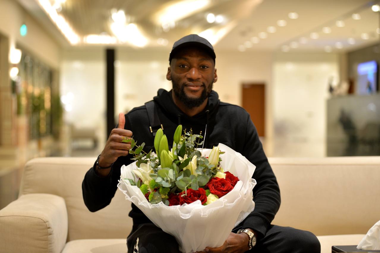 نادي الاتفاق ينشر لقطات وصول الكاميروني إيكامبي