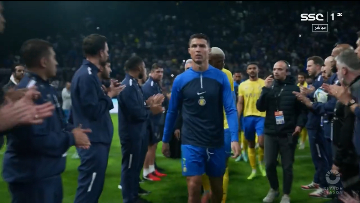 المستشار تركي آل الشيخ يمنح لاعبي النصر الميداليات الفضية