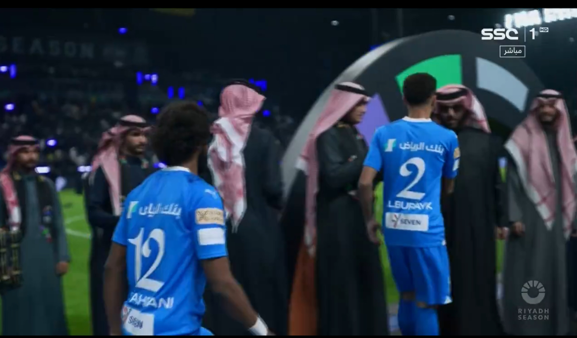 المستشار تركي آل الشيخ يتوج نجوم الهلال بـكأس موسم الرياض