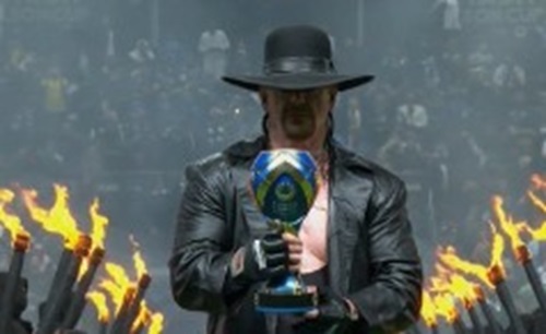 المصارع أندرتيكر يقدم كأس موسم الرياض في ملعب المملكة ارينا