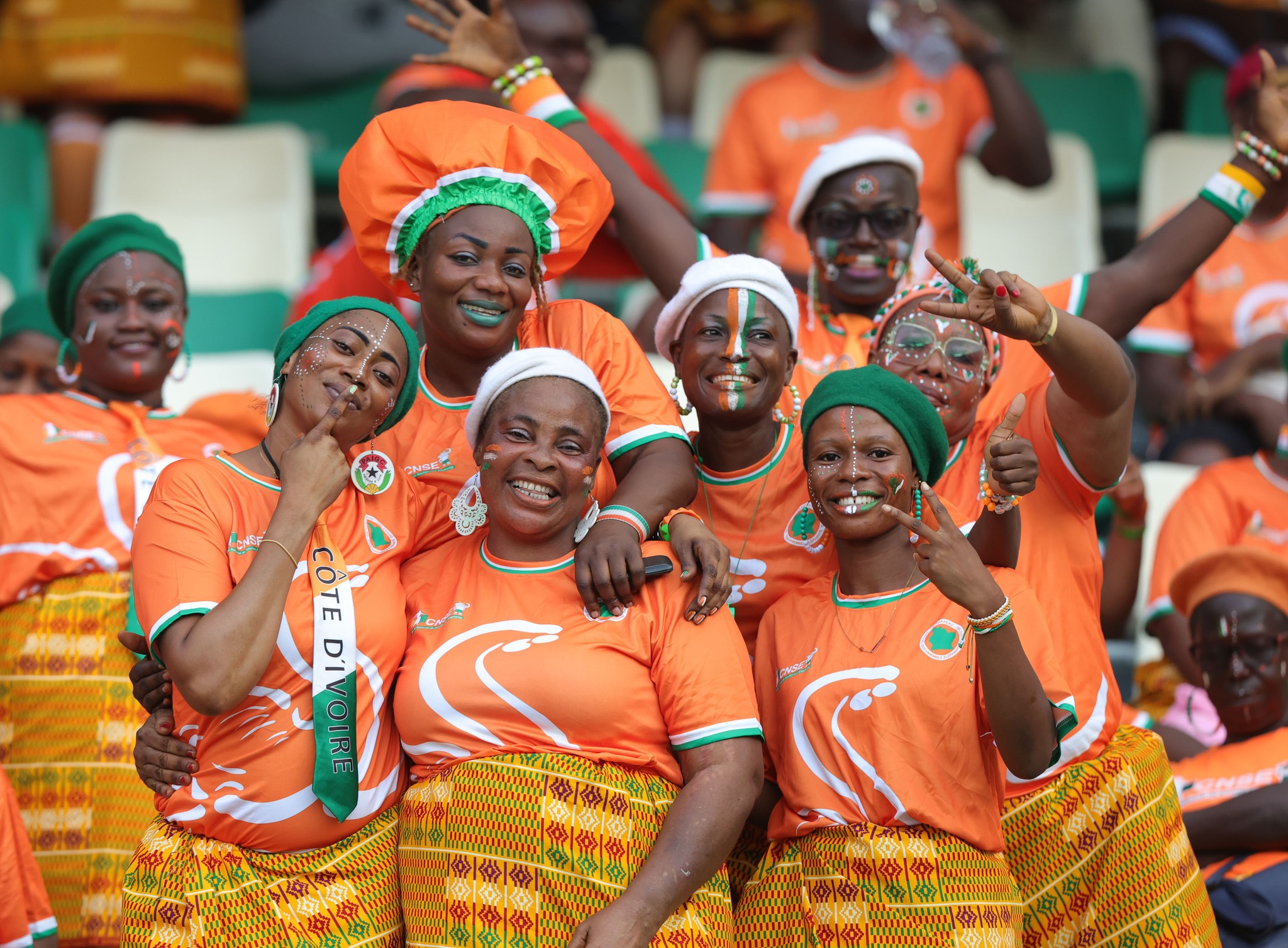 يمكن أن تكون صورة لثلاثة أشخاص ورسالة نصية