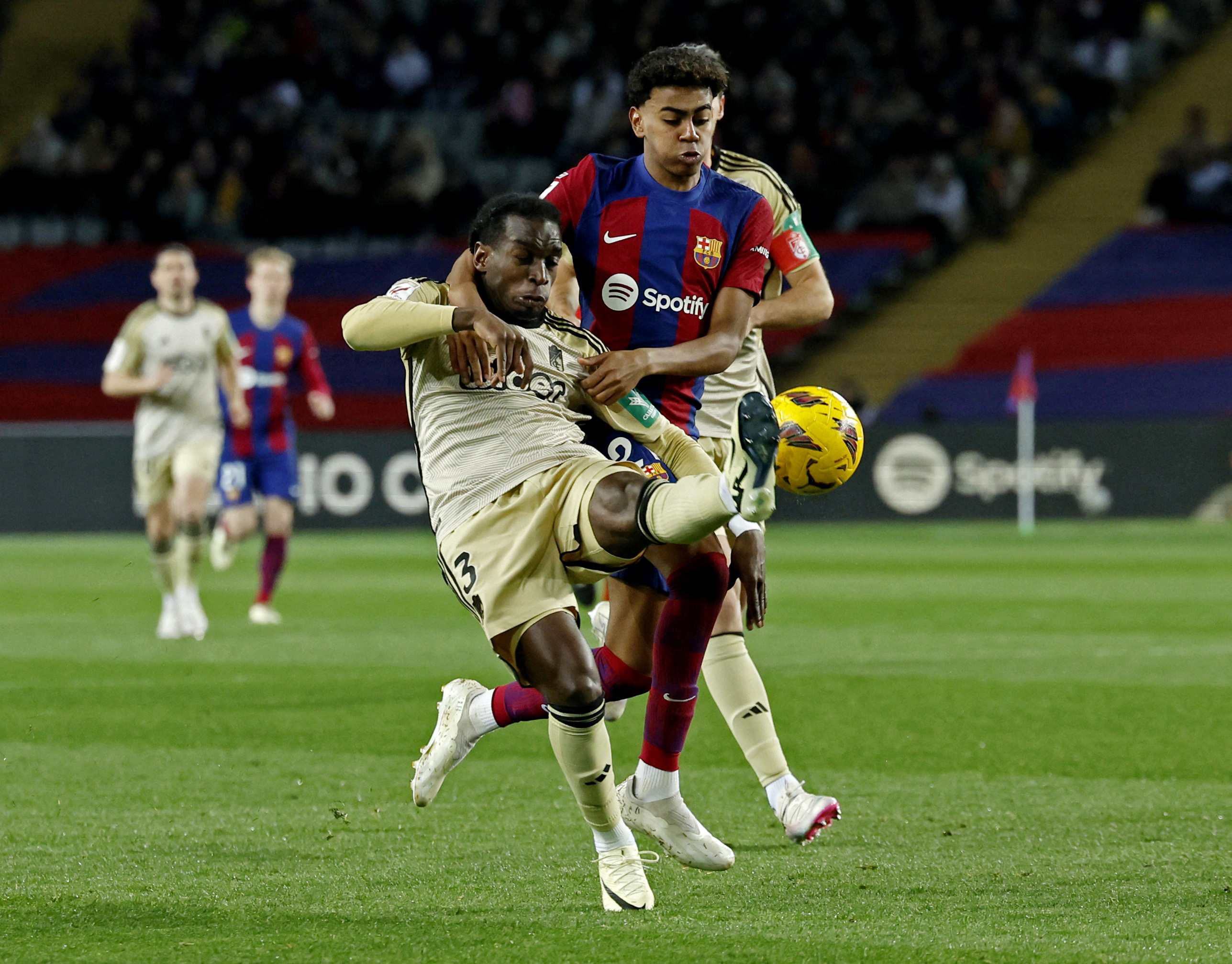 برشلونة يسقط بتعادل جديد أمام غرناطة في الدوري الإسباني