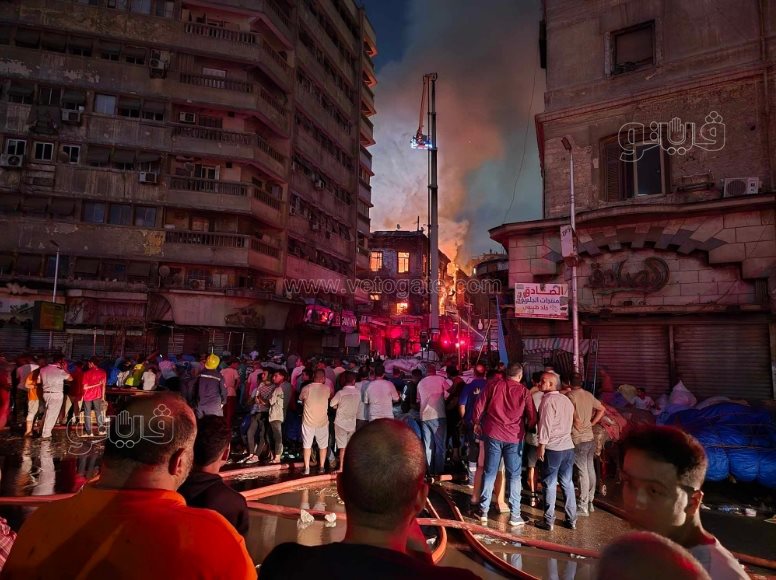 حريق خارج السيطرة.. لقطات جديدة لحريق مستودع ملابس وأجهزة منزلية في العتبة (5)