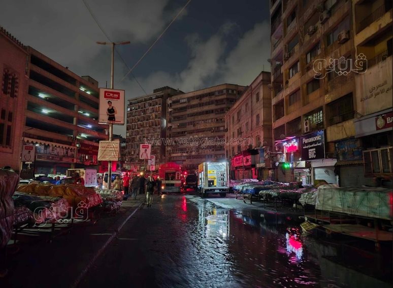 حريق خارج السيطرة.. لقطات جديدة لحريق مستودع ملابس وأجهزة منزلية في العتبة (6)