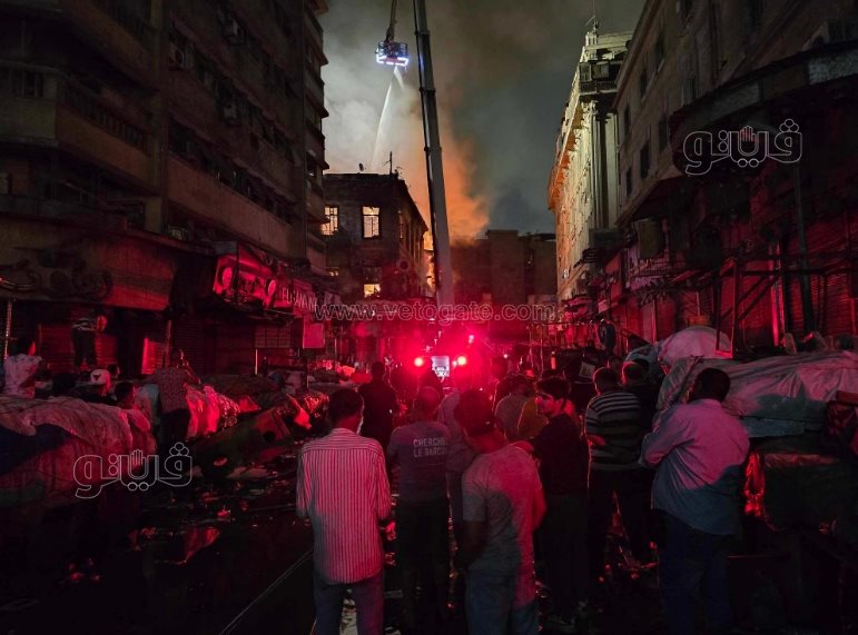 حريق خارج السيطرة.. لقطات جديدة لحريق مستودع ملابس وأجهزة منزلية في العتبة (7)