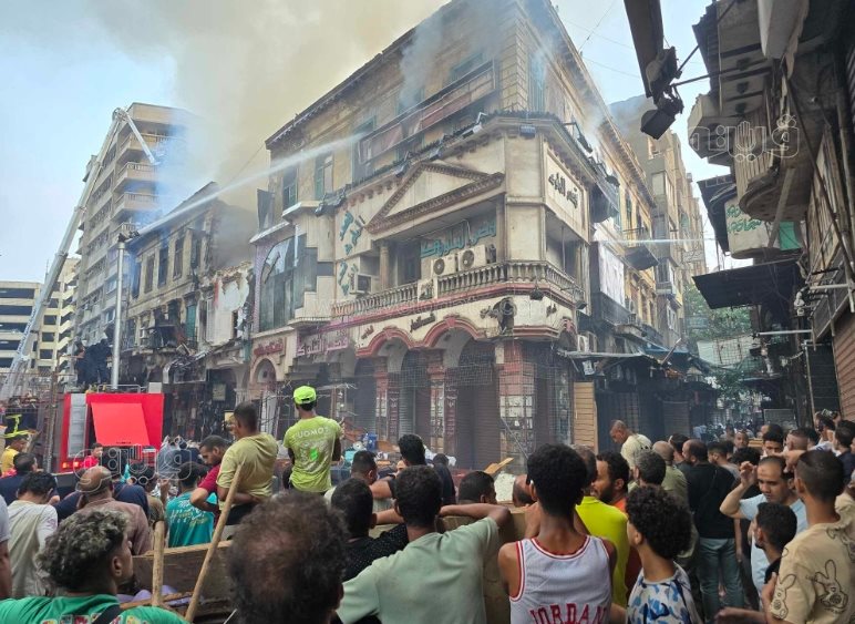 السيطرة على حريق في أحد المبنيين المحترقين في العتبة (1)