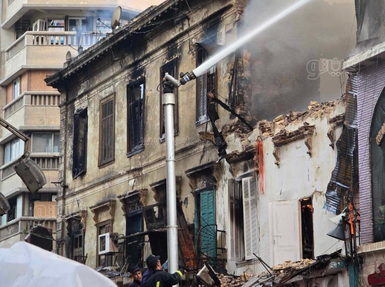 السيطرة على حريق في أحد المبنيين المحترقين في العتبة (6)