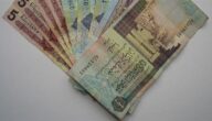 رويترز تكشف عمليات استبدال دينارات غير رسمية بدولارات حقيقية في ليبيا
